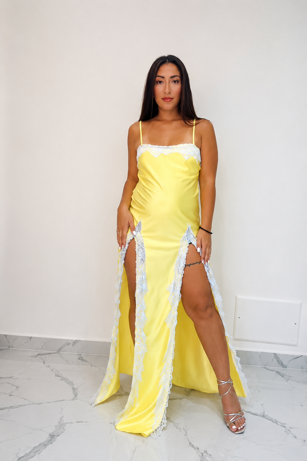 Abito Lungo Satin Giallo con Pizzo