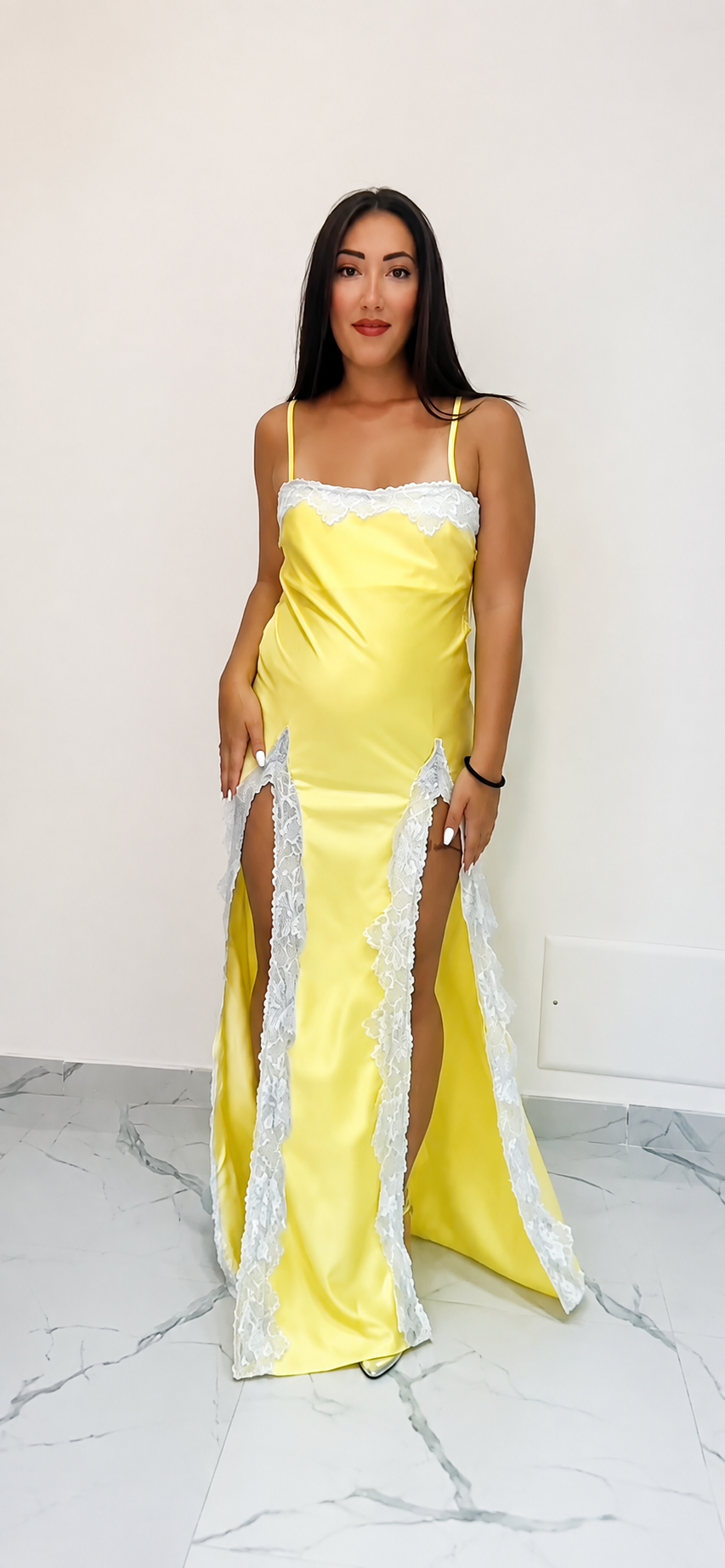 Abito Lungo Satin Giallo con Pizzo